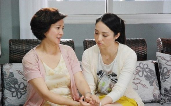 Nếu như gia đình dì làm con không thoải mái thì dì cũng có một phần trách nhiệm, dì sẽ kiểm điểm lại bản thân chứ không trách hờn con.